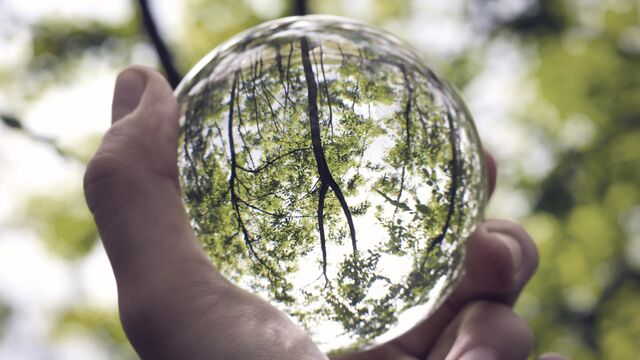 En ung kvinne som holder på en liten globus.