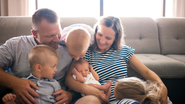 En person som sjekker sine forsikringspapirer