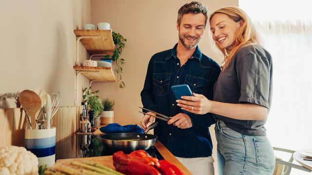 Mor og far leker med barna på stuegulvet